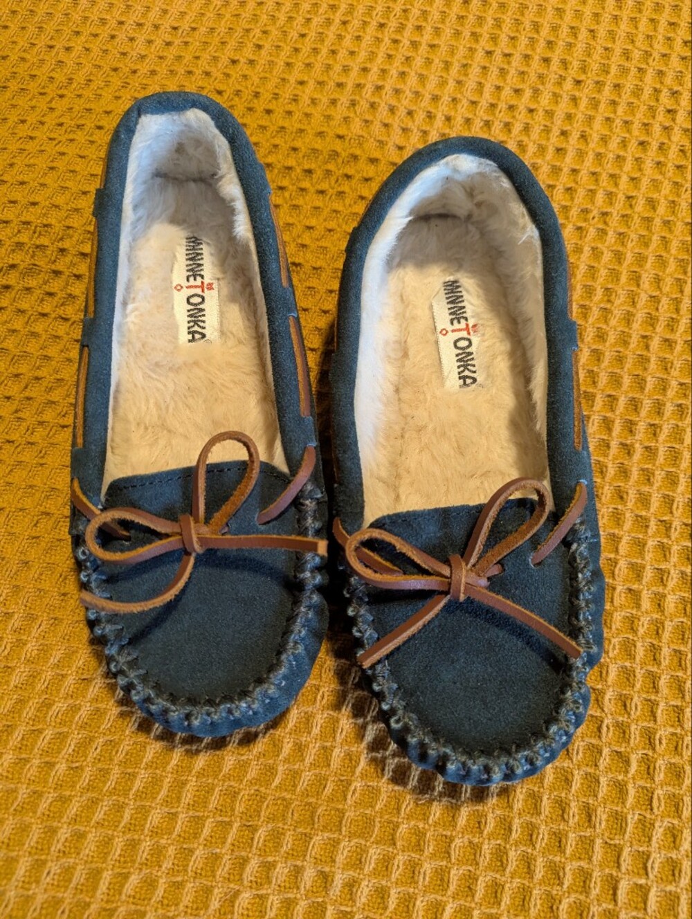 Minnetonka Women’s Suede Moccasin Slippers, 6